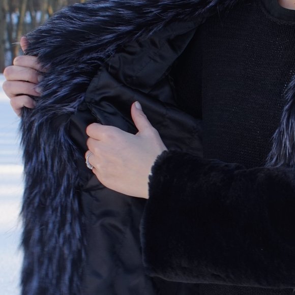 BNWT Women's Regal Faux Fur Cape in Black size L/G - Picture 4 of 7